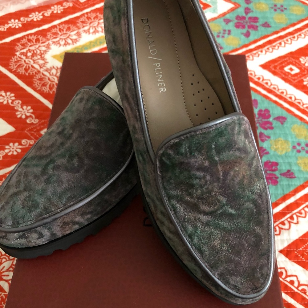 Donald Pliner Embossed Velvet shoe - Picture 2 of 4